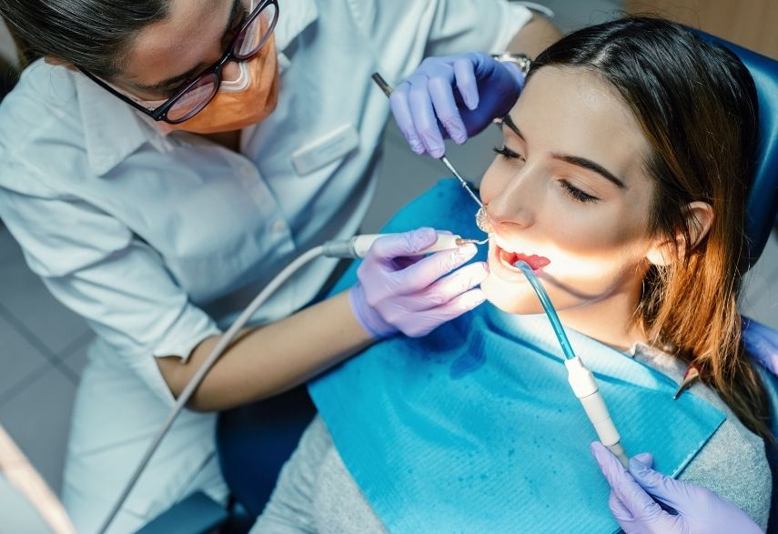 signs and symptoms that indicate you need to see an emergency dentist